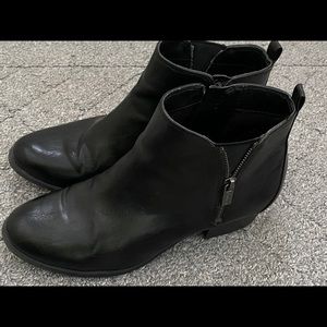 Black side zip boots size 9M